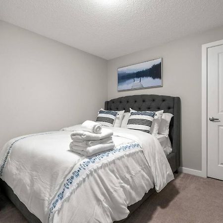 Modern Basement Gem: 2 Bedroom Retreat YYC Buitenkant foto