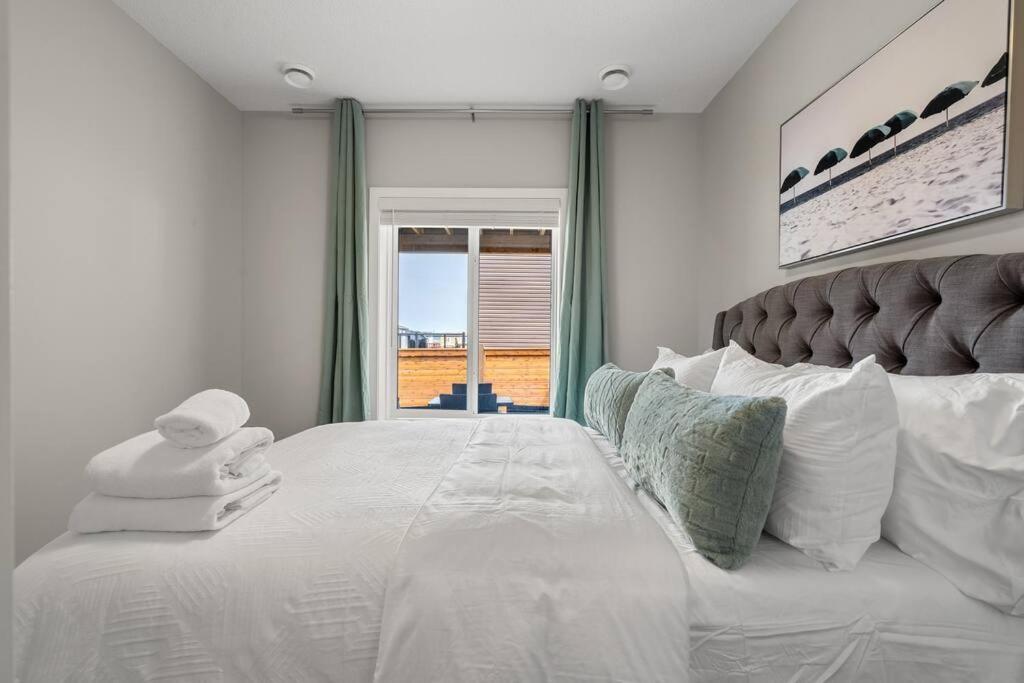 Modern Basement Gem: 2 Bedroom Retreat YYC Buitenkant foto