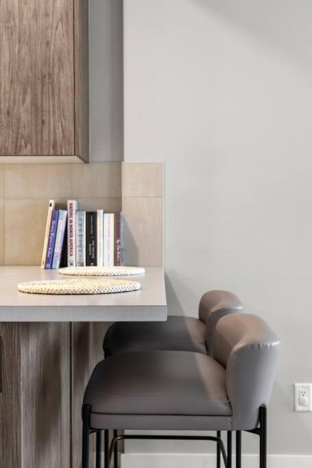 Modern Basement Gem: 2 Bedroom Retreat YYC Buitenkant foto