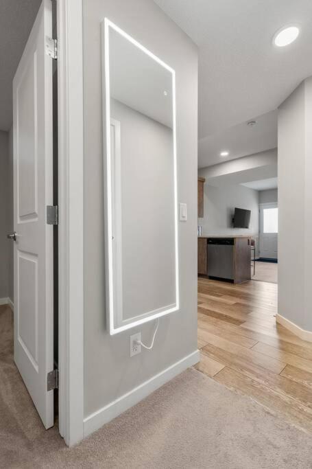 Modern Basement Gem: 2 Bedroom Retreat YYC Buitenkant foto