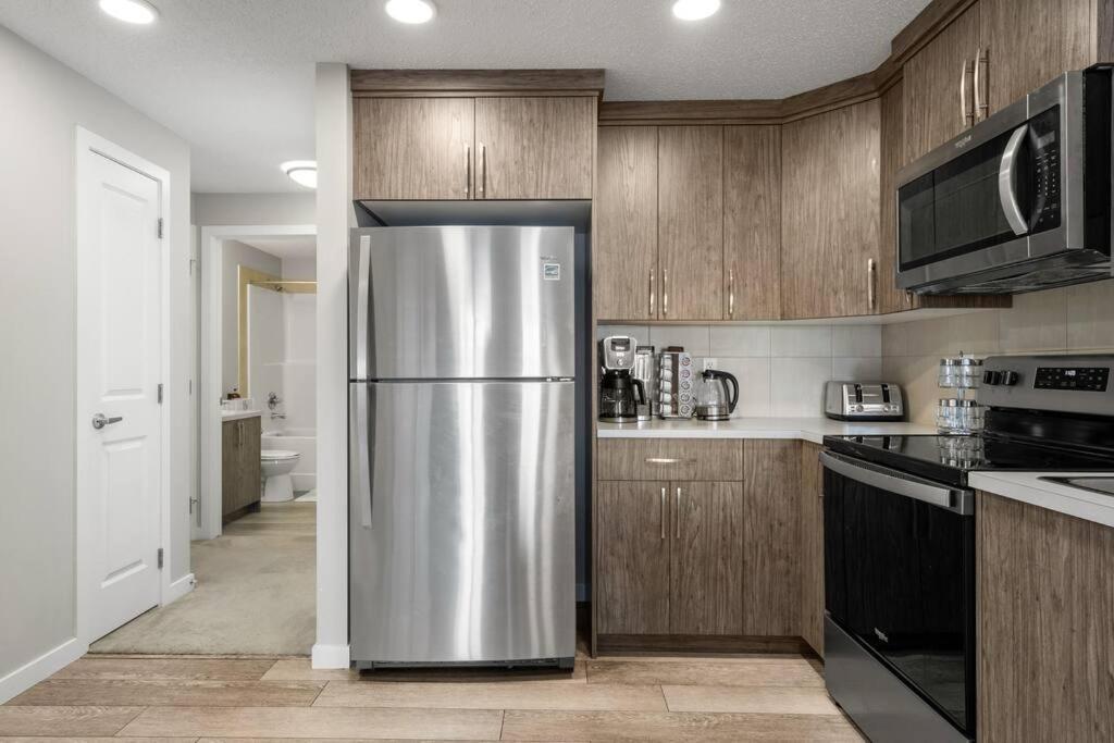 Modern Basement Gem: 2 Bedroom Retreat YYC Buitenkant foto